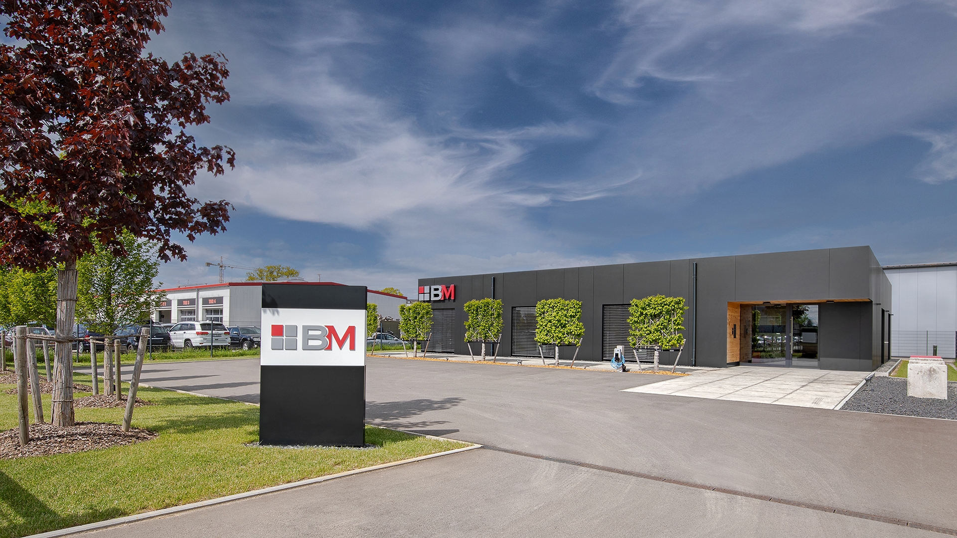 BM Industrieboden Firmengelände mit Fassadenlogo