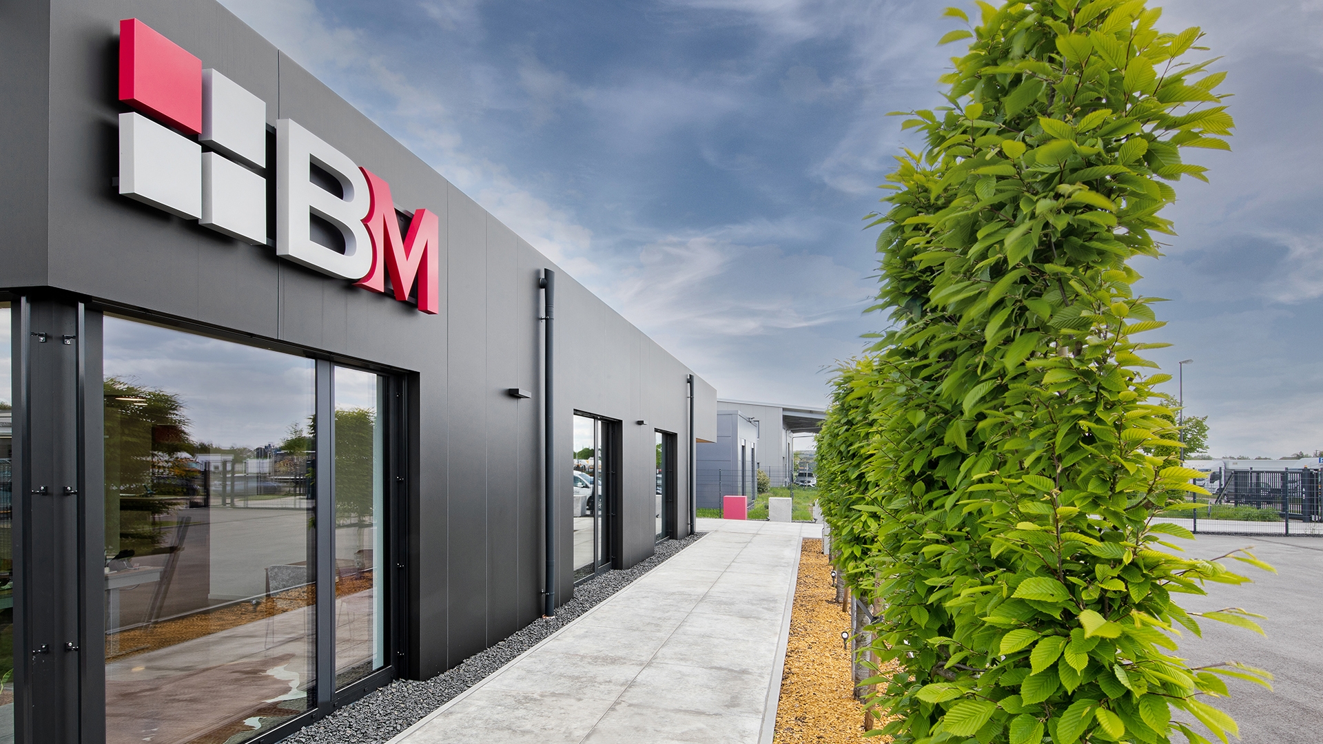 BM Industrieboden Firmengebäude mit Fassadenlogo