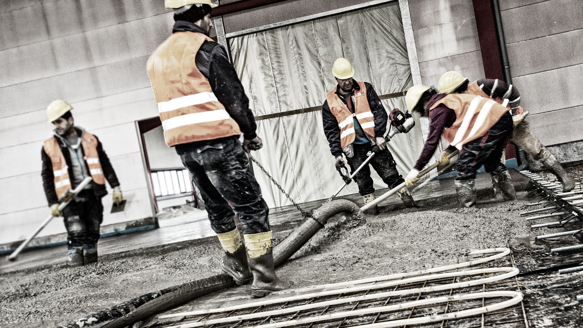 BM Industrieboden Mitarbeiter beim Einbau von Beton