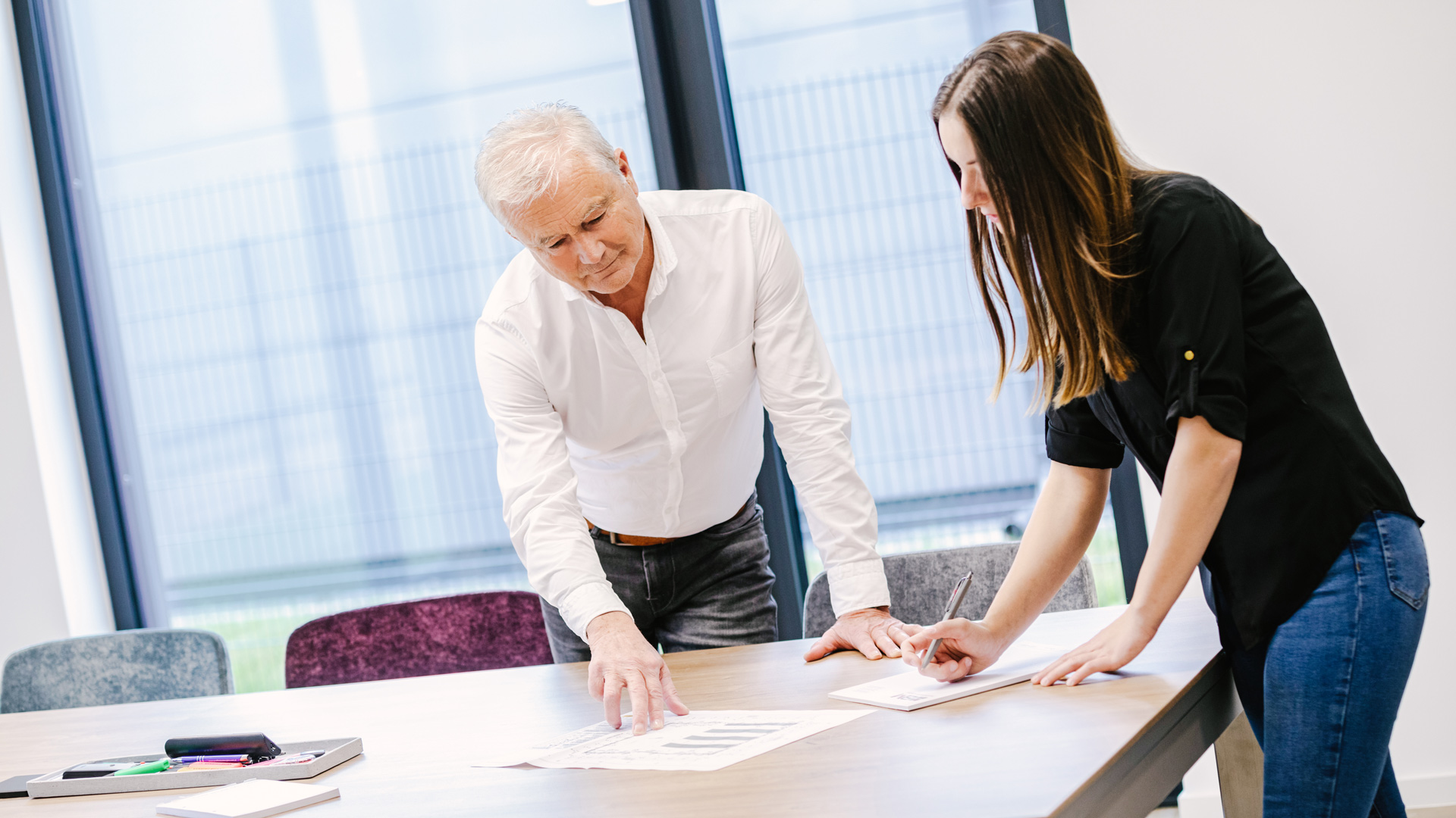 BM Industrieboden Team bei einer Besprechung