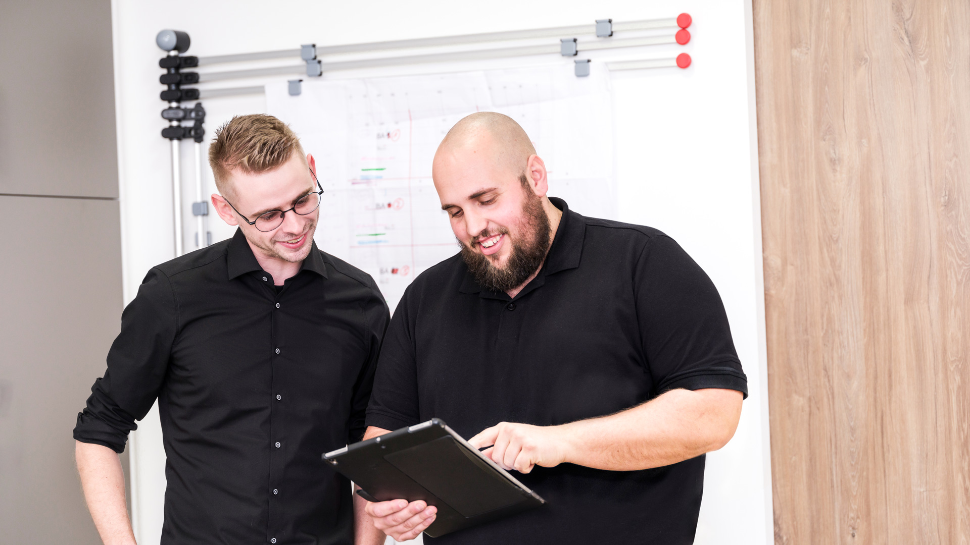 BM Industrieboden Team bei einer Besprechung
