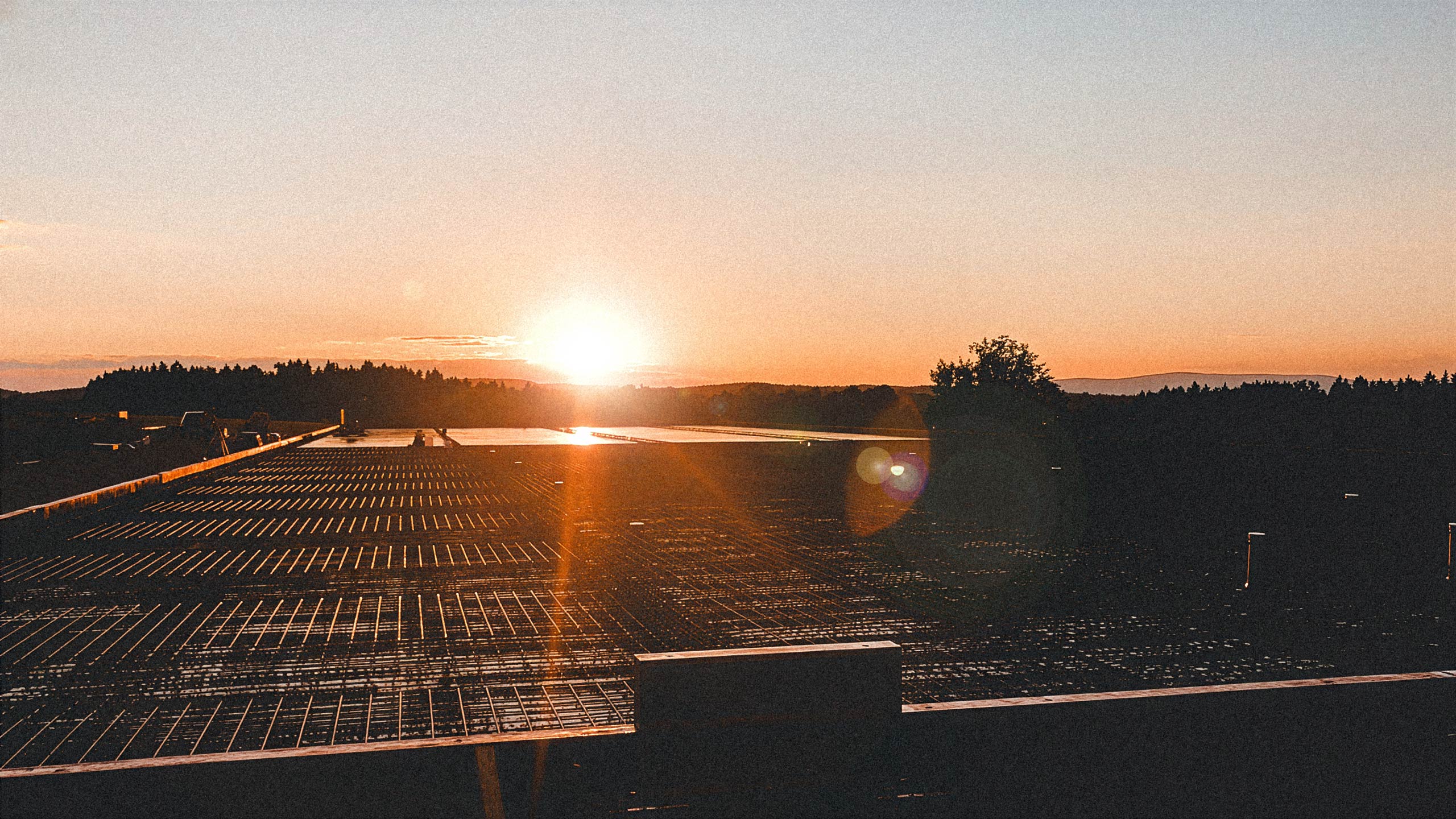 Industrieboden bei einem Neubau in der Bauphase bei Sonnenaufgang
