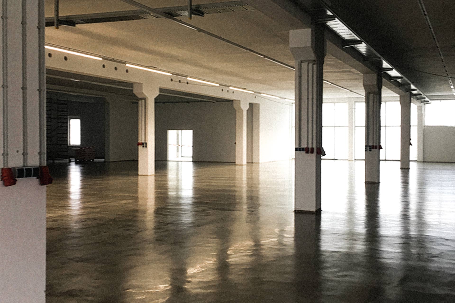 Fugenarmer Industrieboden in einer Halle als Referenz