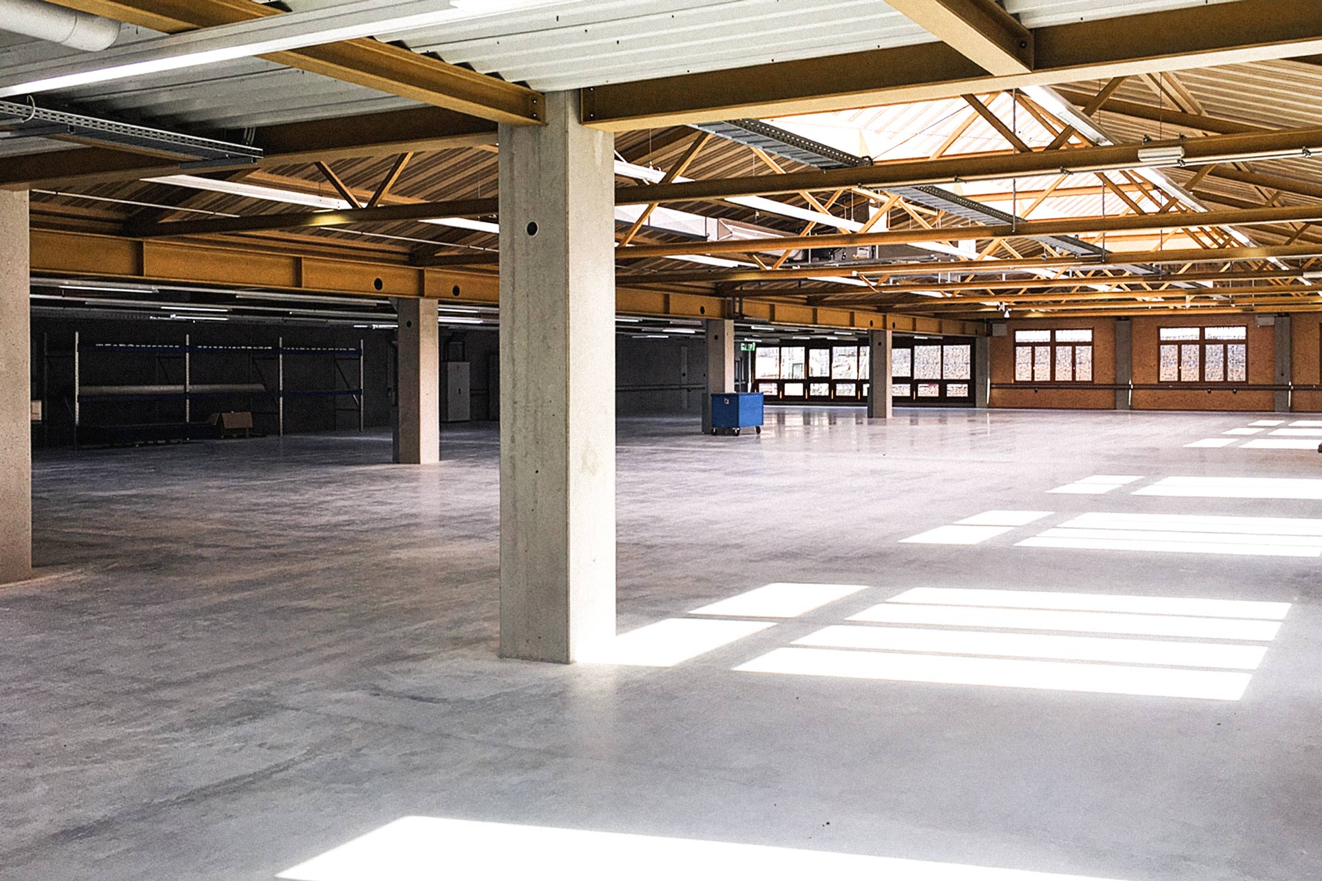 Fugenarmer Industrieboden in einer Halle als Referenz