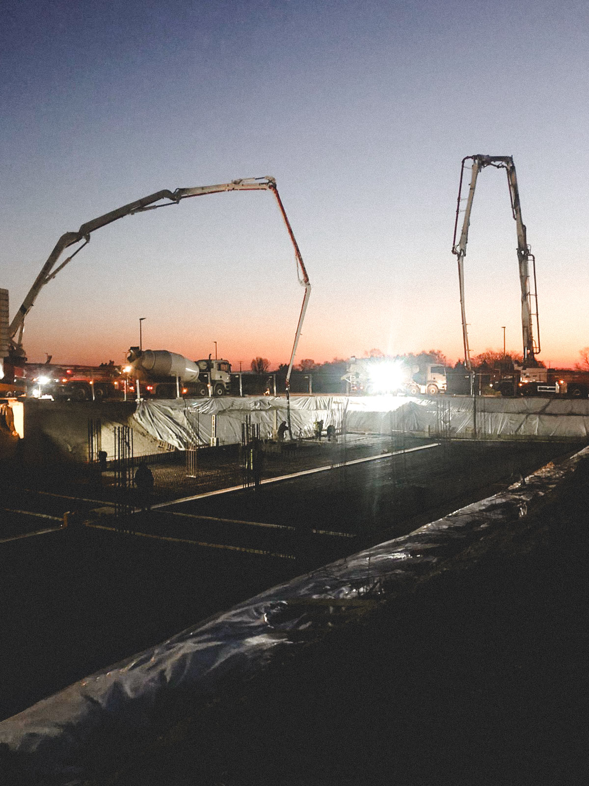 Kräne zur Betonage bei Sonnenaufgang