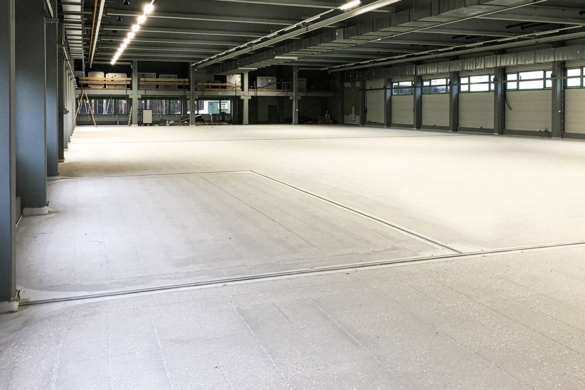 Industrieboden in einer Halle als Referenz