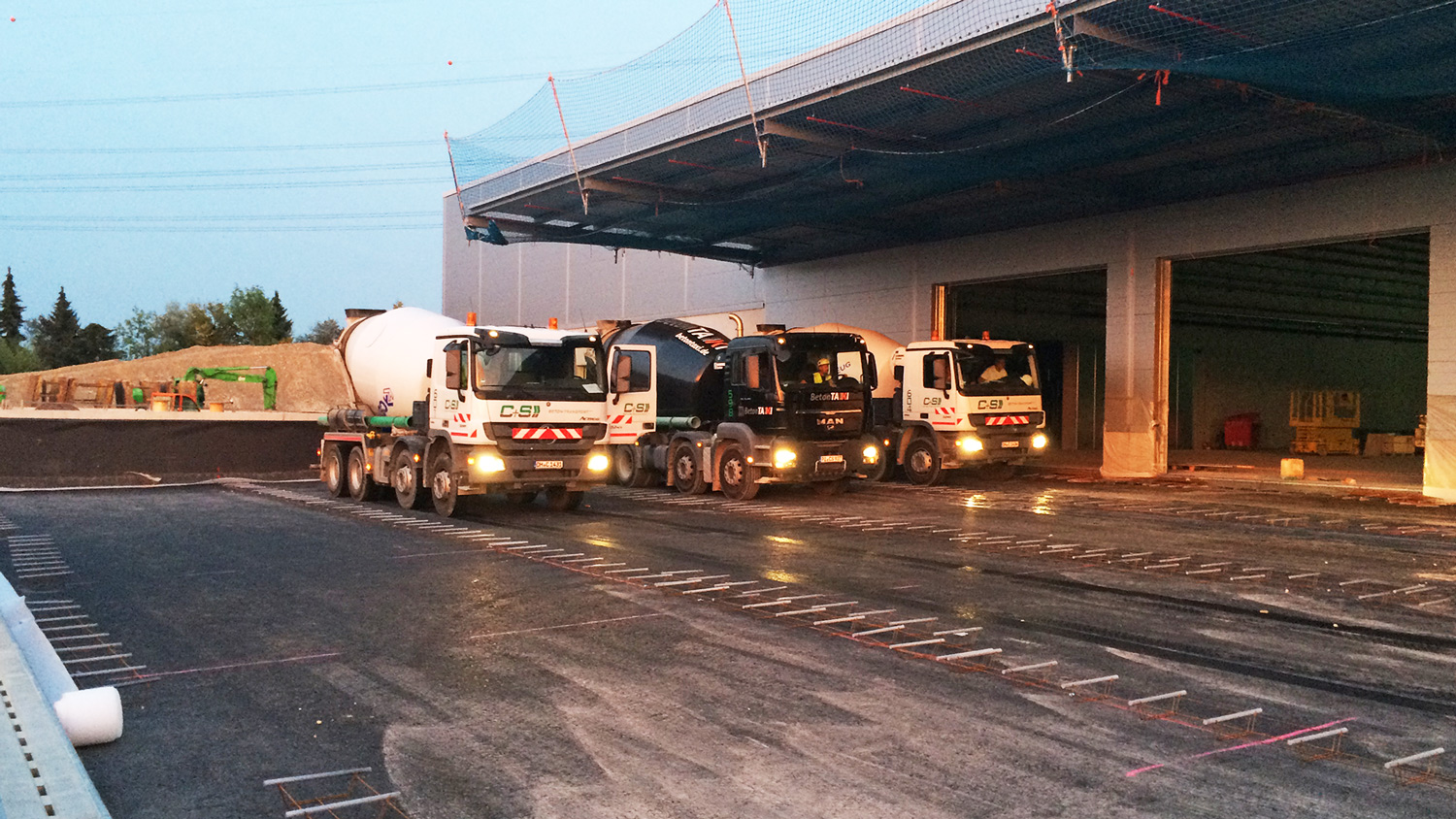 Betonmischer beim Anliefern von Beton für den Industrieboden