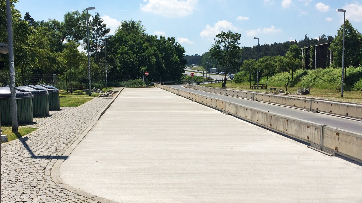 Industrieboden an einer Straße als Straßenbeton