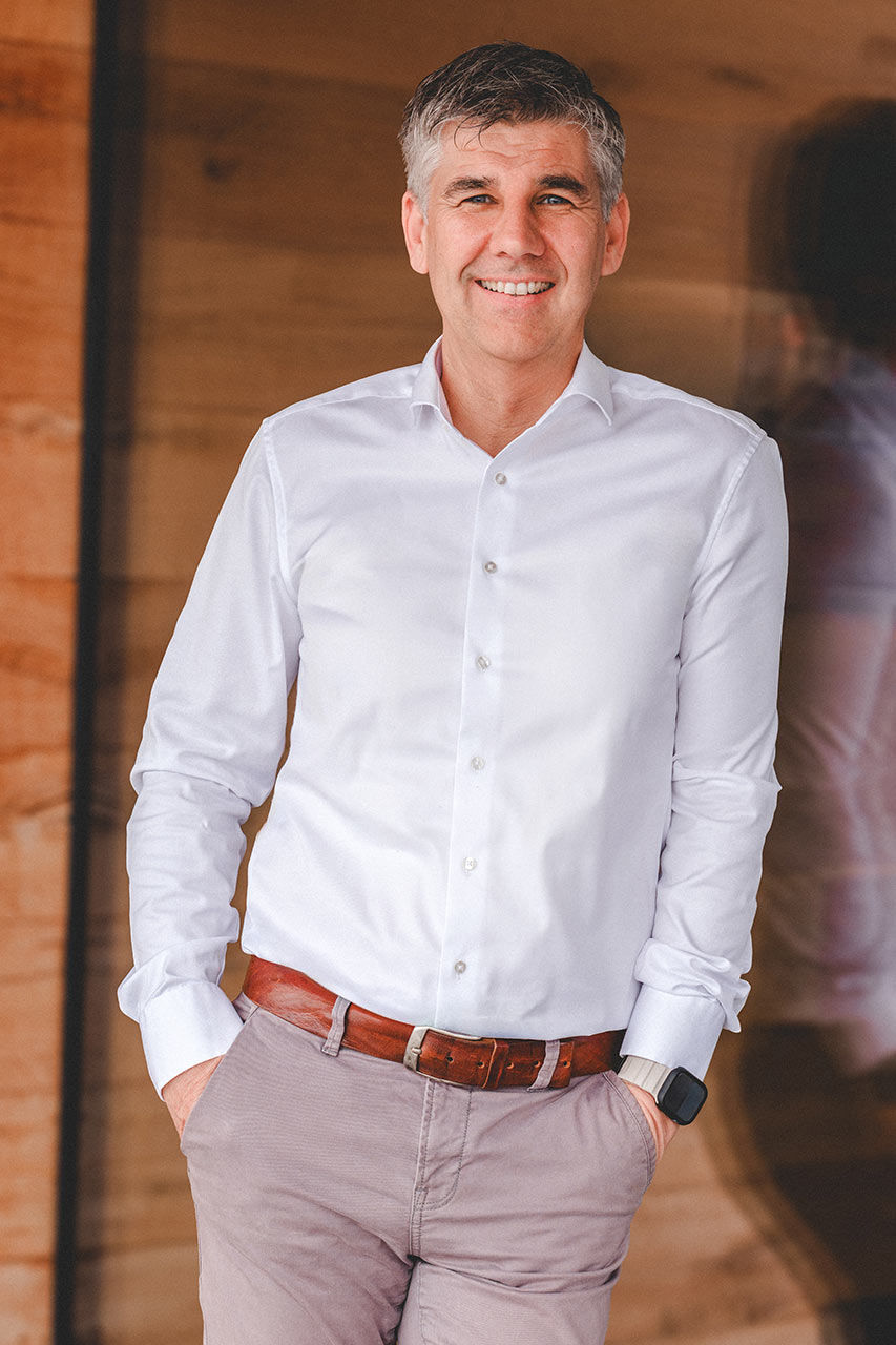 BM Industrieboden Team Unternehmen Portrait Herr Bulligan mit weißem Hemd