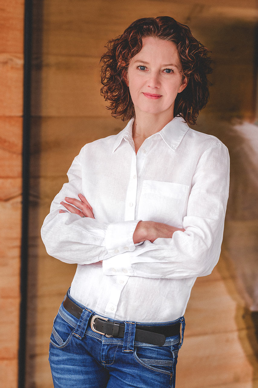 BM Industrieboden Team Unternehmen Portrait Frau Maier mit weißem Hemd