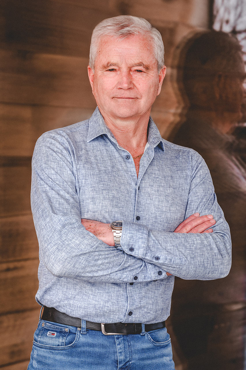 BM Industrieboden Team Unternehmen Portrait Herr Maier mit Hemd